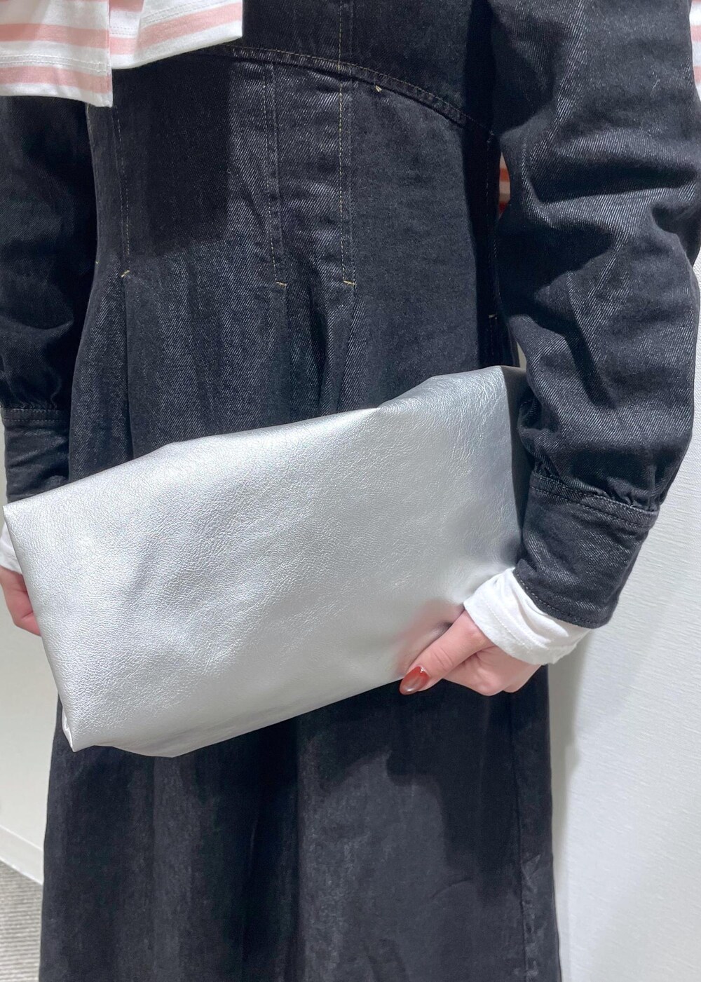 ホワイト系のTシャツ/カットソー、シルバー系のトートバッグ、ブラック系のワンピースを着用したレディースの冬コーディネートの7枚目の写真