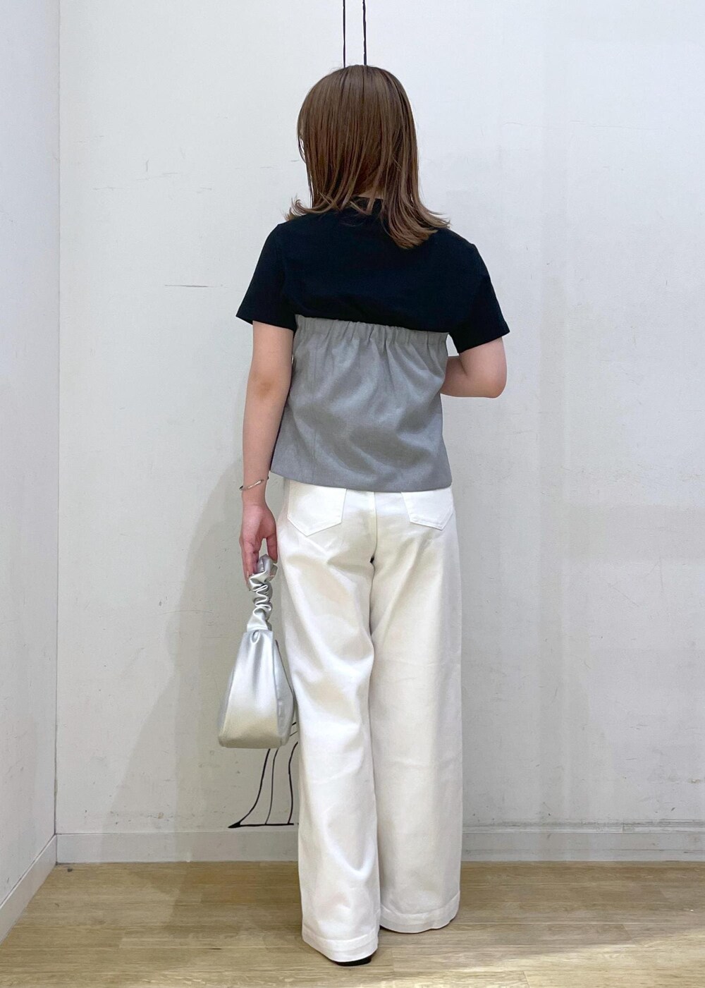 ブラック系のTシャツ/カットソー、ブラック系のサンダル、ホワイト系のデニムパンツを着用したレディースの春コーディネートの2枚目の写真