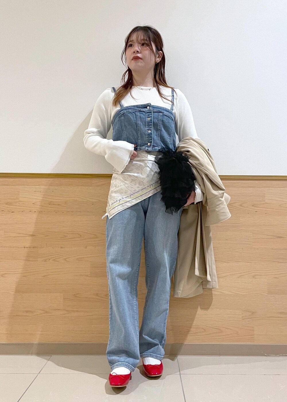 ブルー系のベスト、ホワイト系のニット/セーター、ベージュ系のトレンチコートを着用したレディースの春コーディネートの9枚目の写真