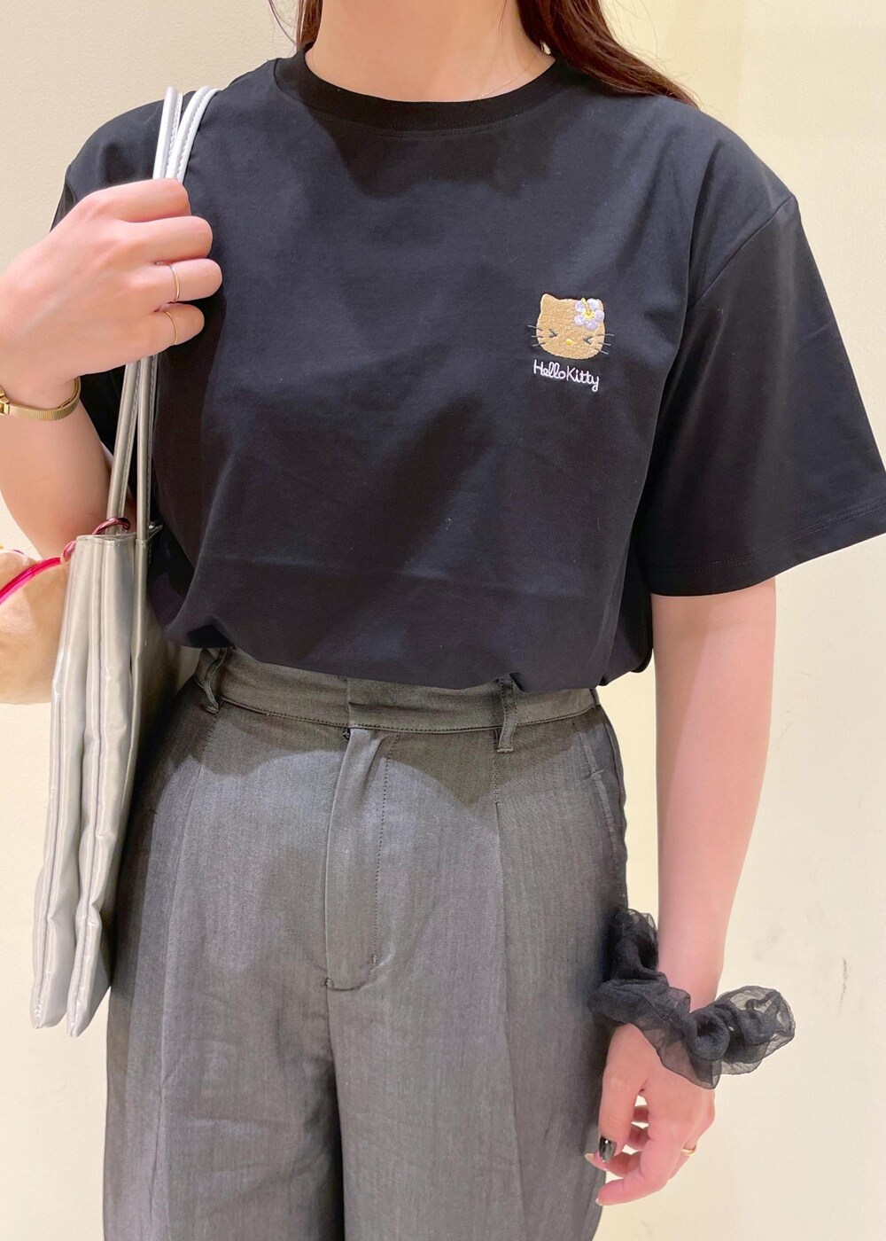 ブラック系のその他パンツ、シルバー系のパンプス、ブラック系のTシャツ/カットソーを着用したレディースの夏コーディネートの5枚目の写真