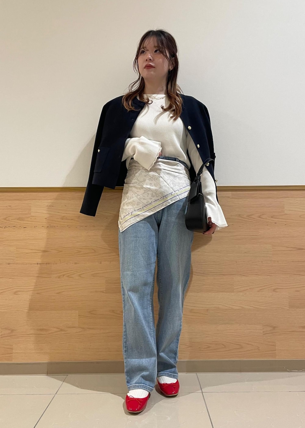 ブルー系のカーディガン/ボレロ、ホワイト系のニット/セーター、ブラック系のハンドバッグを着用したレディースの春コーディネートの10枚目の写真