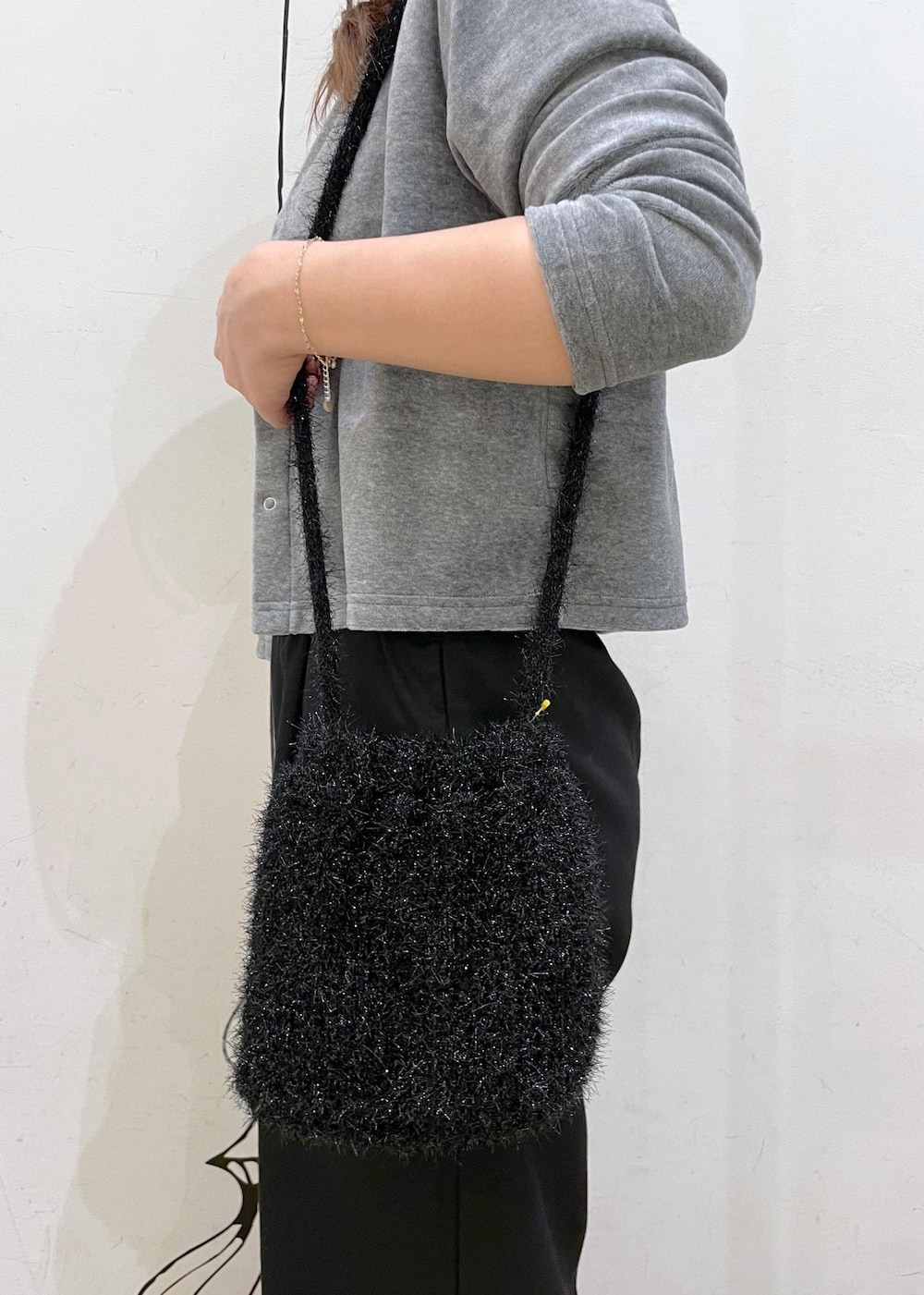 ブラック系のパンプス、ホワイト系のTシャツ/カットソー、グレー系のカーディガン/ボレロを着用したレディースの秋コーディネートの8枚目の写真