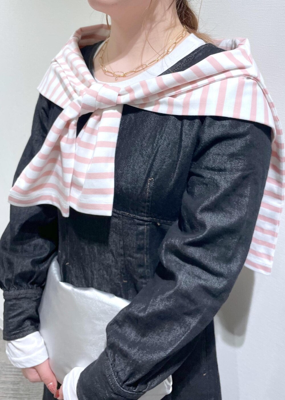 ホワイト系のTシャツ/カットソー、シルバー系のトートバッグ、ブラック系のワンピースを着用したレディースの冬コーディネートの5枚目の写真