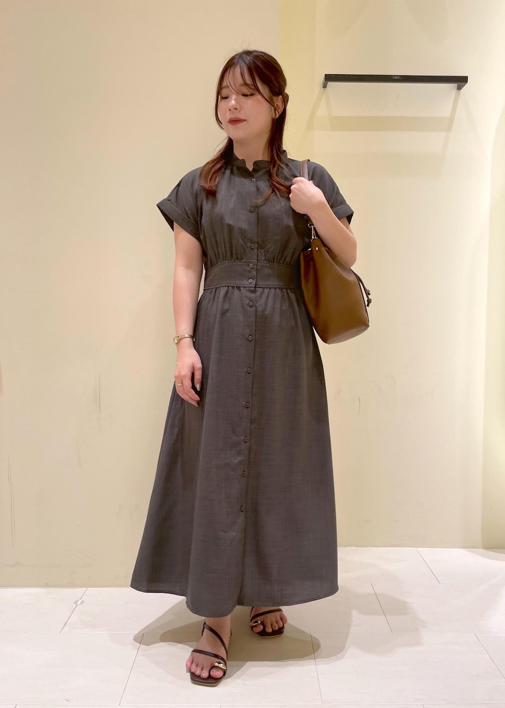 グレー系のワンピース、ブラウン系のサンダル、ブラウン系のショルダーバッグを着用したレディースの夏コーディネートの10枚目の写真