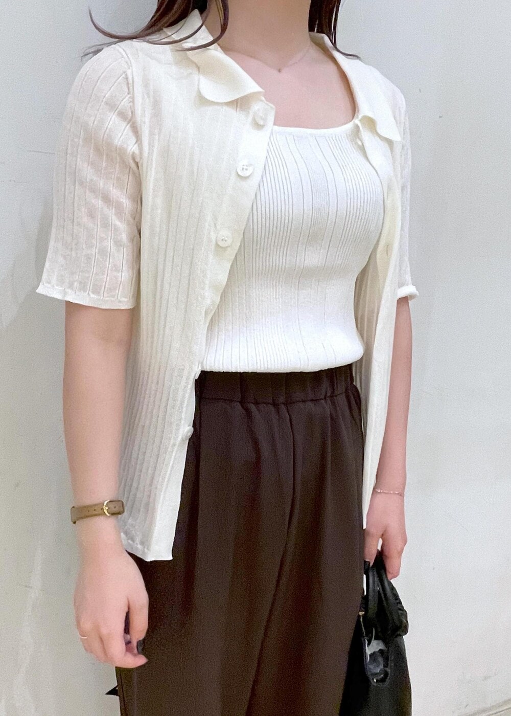 ブラック系のサンダル、ホワイト系のキャミソール、ブラック系のショルダーバッグを着用したレディースの夏コーディネートの5枚目の写真