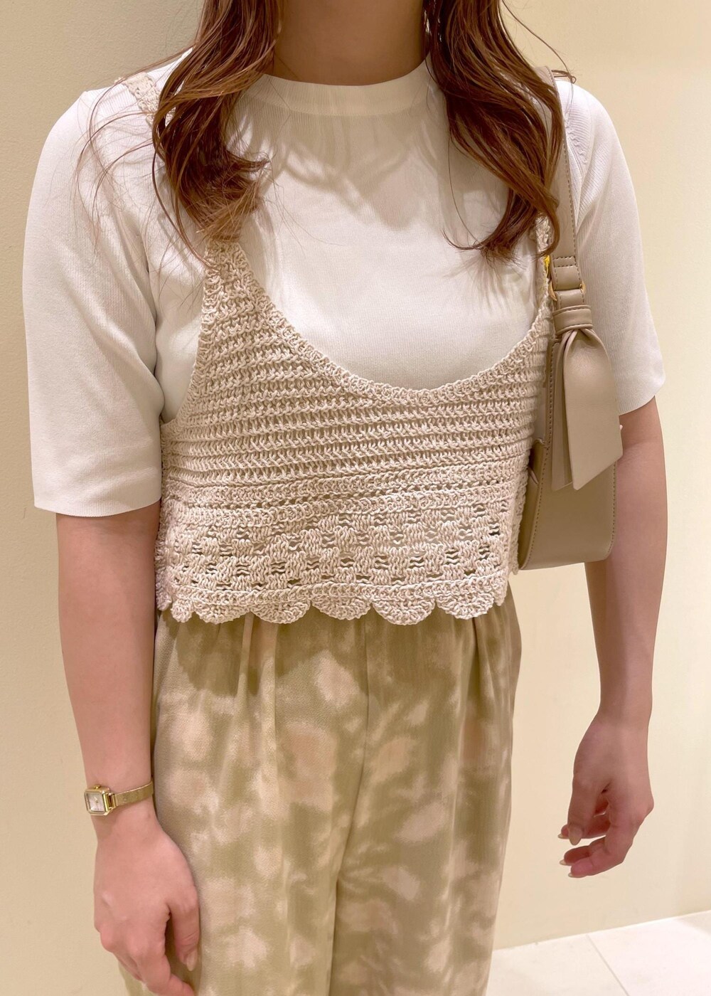 ベージュ系のハンドバッグ、ベージュ系のその他パンツ、イエロー系のローファーを着用したレディースの春コーディネートの5枚目の写真