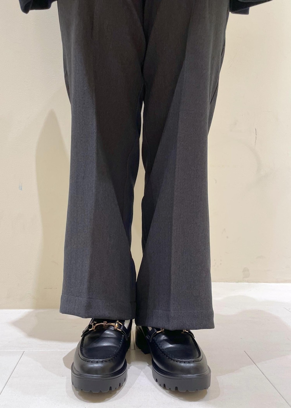 ブルー系のその他アウター、ホワイト系のTシャツ/カットソー、ホワイト系のニット/セーターを着用したレディースの秋コーディネートの8枚目の写真