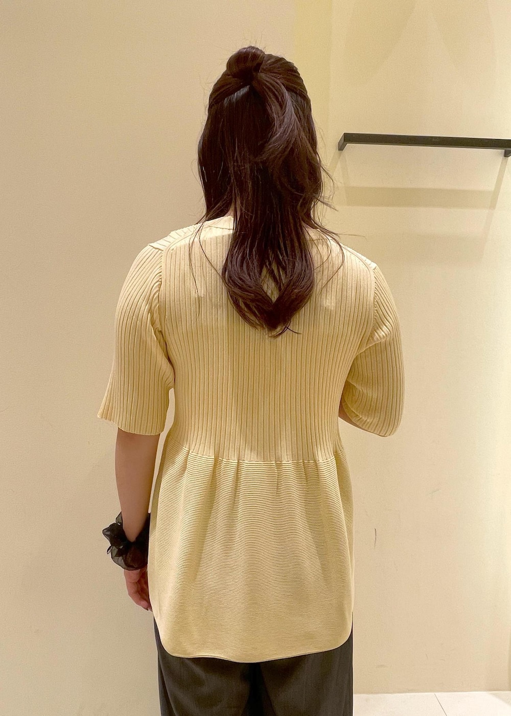 「ropepicnic_snap、snapme_jun、初夏コーデ、夏コーデ、デートコーデ、お出かけコーデ、旅行コーデ、アウトドアコーデ、推し活コーデ、女子会コーデ、大人カジュアル、レイヤード、パンツスタイル、体型カバー、ワントーンコーデ」｜「ROPE' PICNICのナローストラップキトゥンヒールサンダル（サンダル、シルバー系）」を使った、rinaさん（レディース・155cm）の夏コーディネートの9枚目の写真