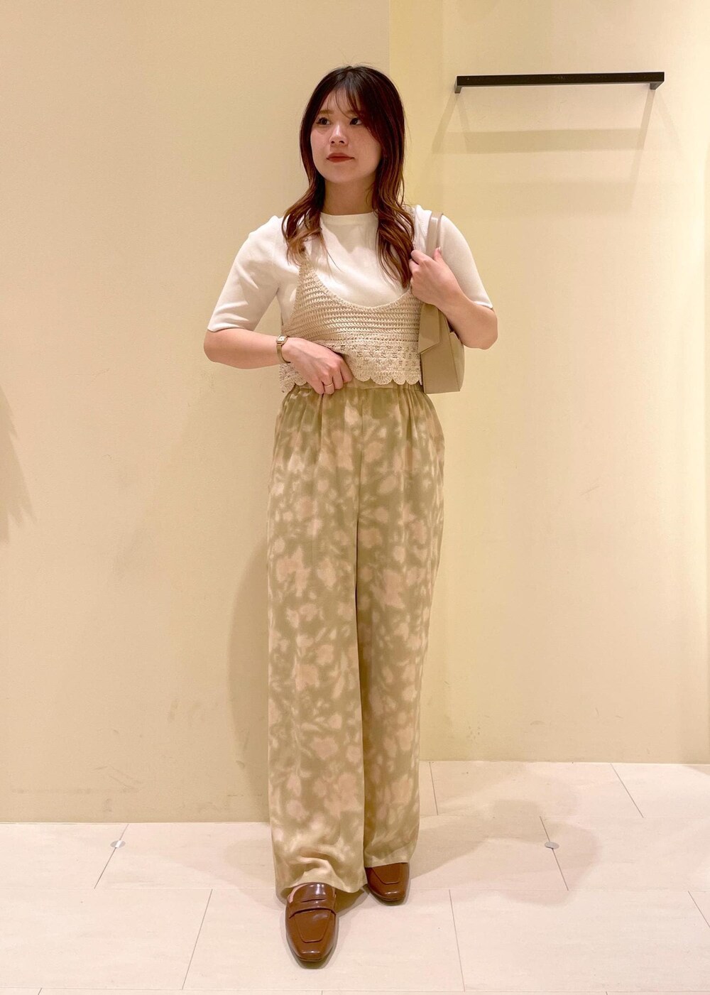ベージュ系のハンドバッグ、ベージュ系のその他パンツ、イエロー系のローファーを着用したレディースの春コーディネートの10枚目の写真