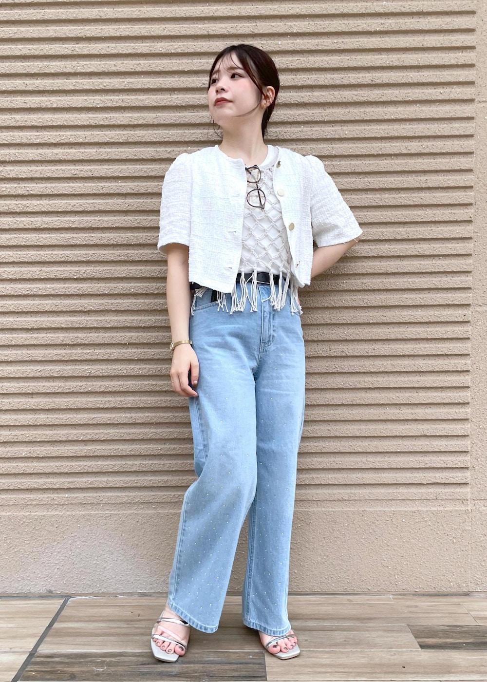「Wbottoms_pickup、ropepicnic_snap、snapme_jun、初春コーデ、春コーデ、初夏コーデ、夏コーデ、デートコーデ、お出かけコーデ、旅行コーデ、アウトドアコーデ、フェスコーデ、推し活コーデ、女子会コーデ、大人カジュアル」｜「ROPE' PICNICのキラキラビジューデニム（デニムパンツ、ブルー系）」を使った、rinaさん（レディース・155cm）の春コーディネートの9枚目の写真