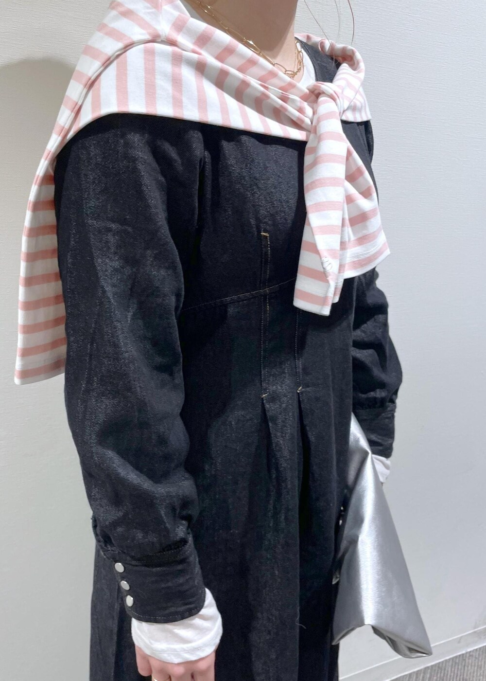 ホワイト系のTシャツ/カットソー、シルバー系のトートバッグ、ブラック系のワンピースを着用したレディースの冬コーディネートの8枚目の写真