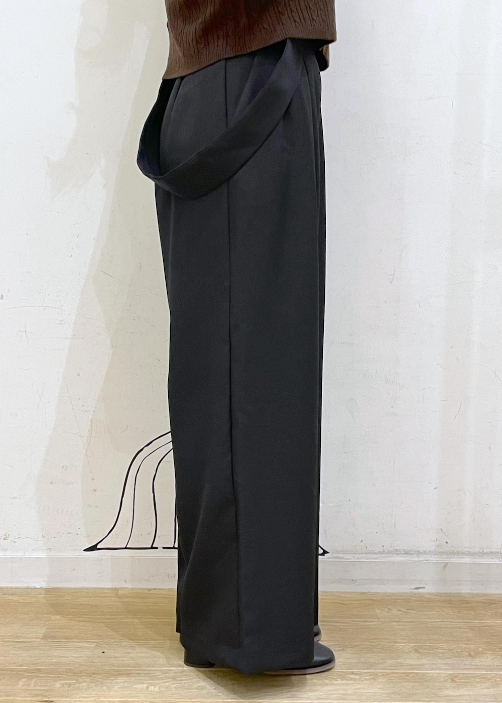 ホワイト系のTシャツ/カットソー、ブラック系のブーツ、ブラウン系のカーディガン/ボレロを着用したレディースの秋コーディネートの6枚目の写真