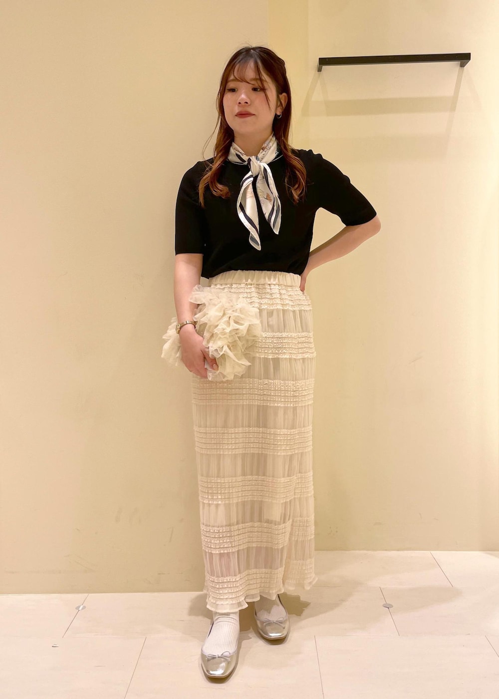 「ropepicnic_snap、snapme_jun、初春コーデ、春コーデ、初夏コーデ、夏コーデ、デートコーデ、お出かけコーデ、旅行コーデ、アウトドアコーデ、推し活コーデ、女子会コーデ、大人カジュアル、レイヤード、スカートスタイル」｜「ROPE' PICNICのSouvenirs de voyage スカーフ（バンダナ/スカーフ、ブルー系）」を使った、rinaさん（レディース・155cm）の春コーディネートの10枚目の写真