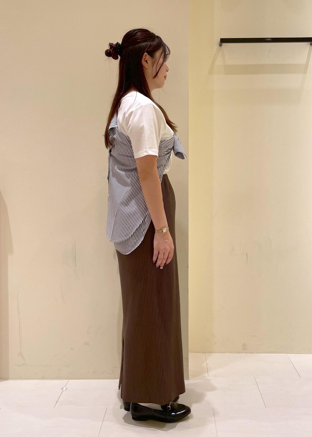 ブルー系のシャツ/ブラウス、ホワイト系のTシャツ/カットソー、ブラック系のローファーを着用したレディースの秋コーディネートの3枚目の写真
