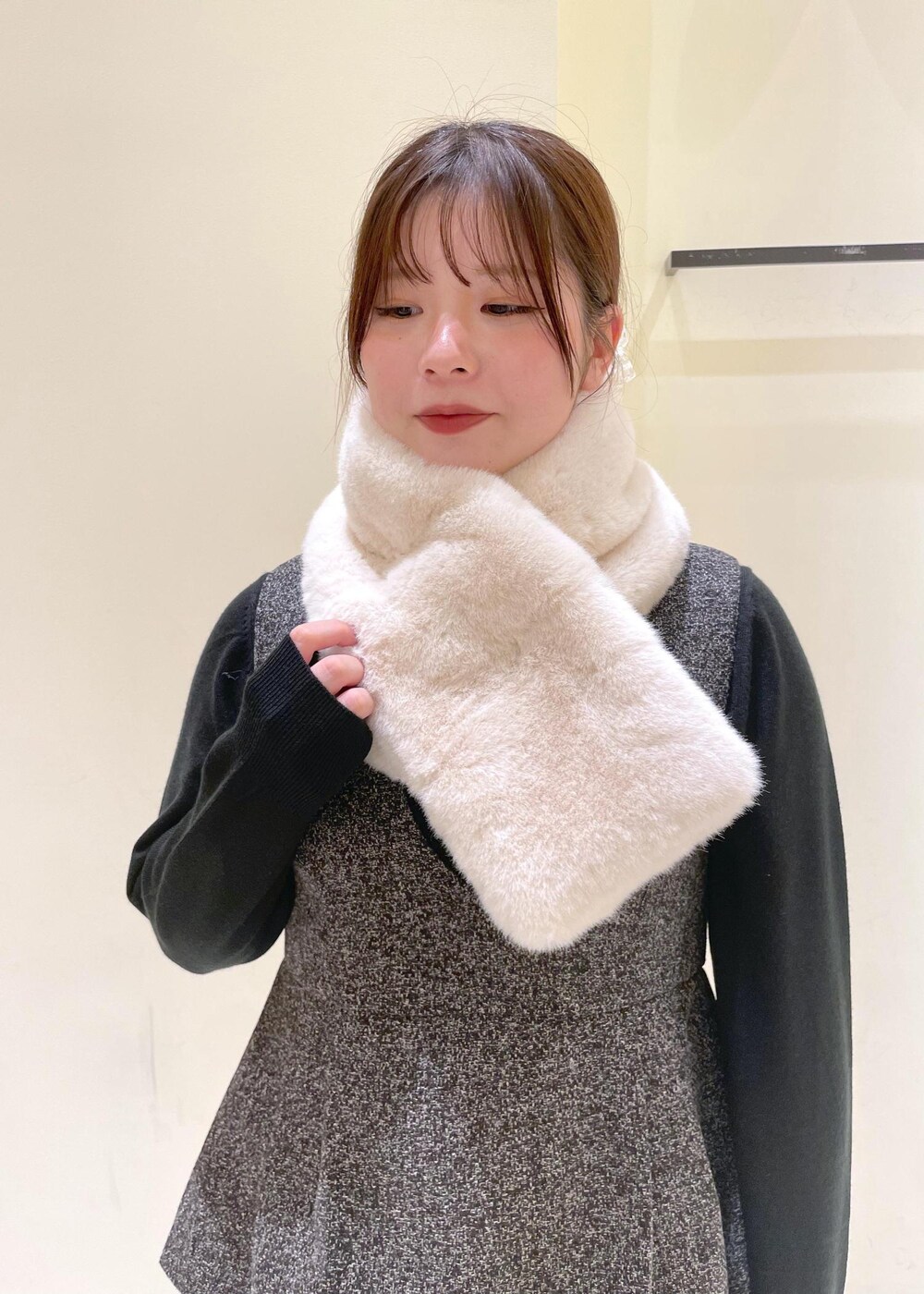 ピンク系のボストンバッグ、ブラック系のニット/セーター、ブラック系のブーツを着用したレディースの秋コーディネートの8枚目の写真