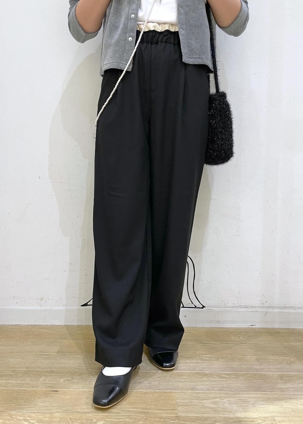ブラック系のパンプス、ホワイト系のTシャツ/カットソー、グレー系のカーディガン/ボレロを着用したレディースの秋コーディネートの6枚目の写真