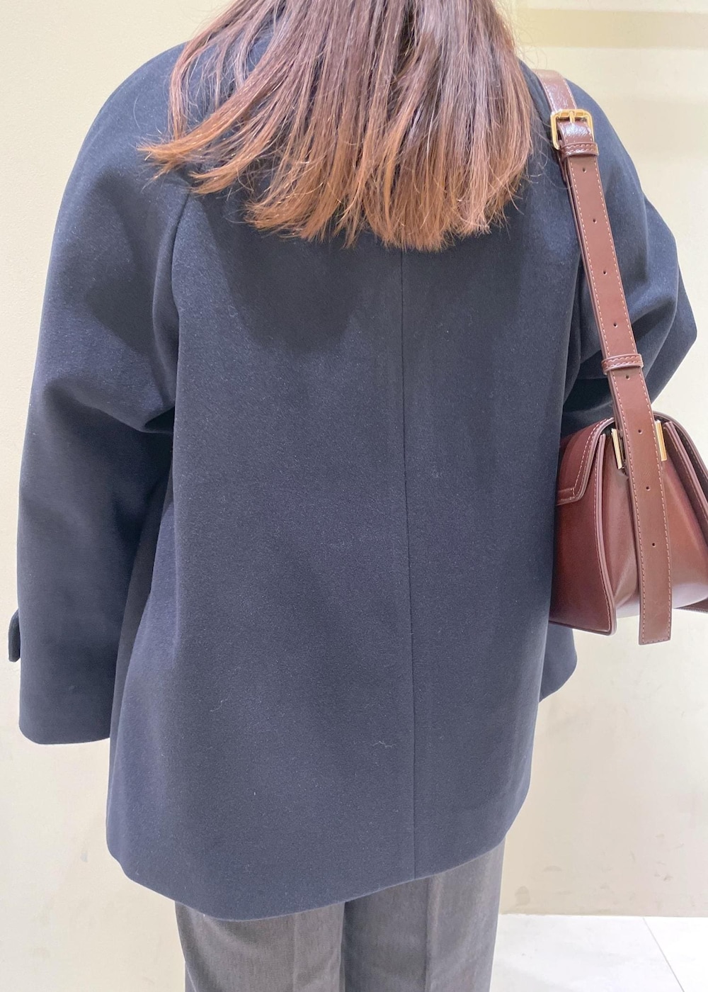 ブルー系のその他アウター、ホワイト系のTシャツ/カットソー、ホワイト系のニット/セーターを着用したレディースの秋コーディネートの7枚目の写真