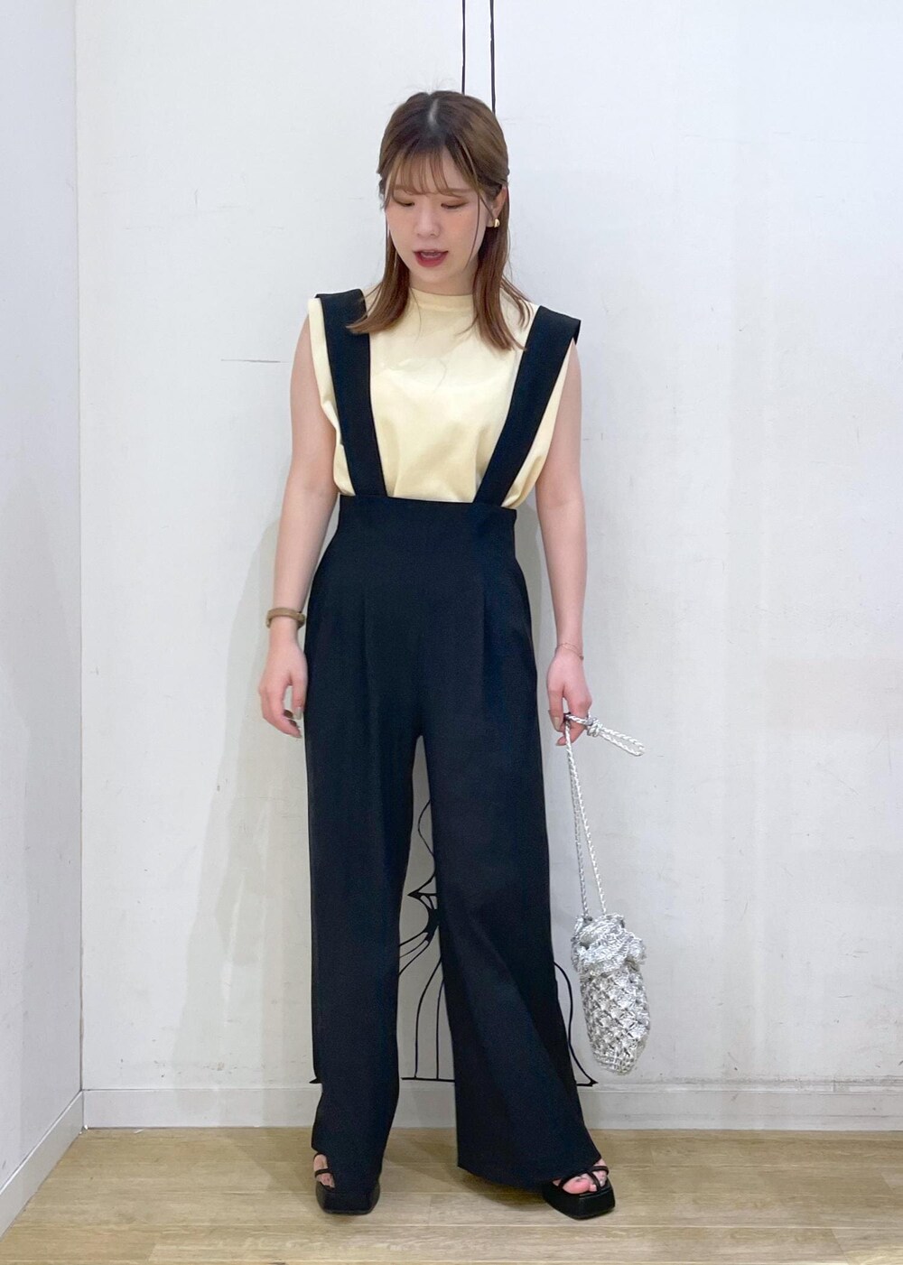 ベージュ系のニット/セーター、ブラック系のその他パンツ、ブラック系のサンダルを着用したレディースの夏コーディネートの9枚目の写真