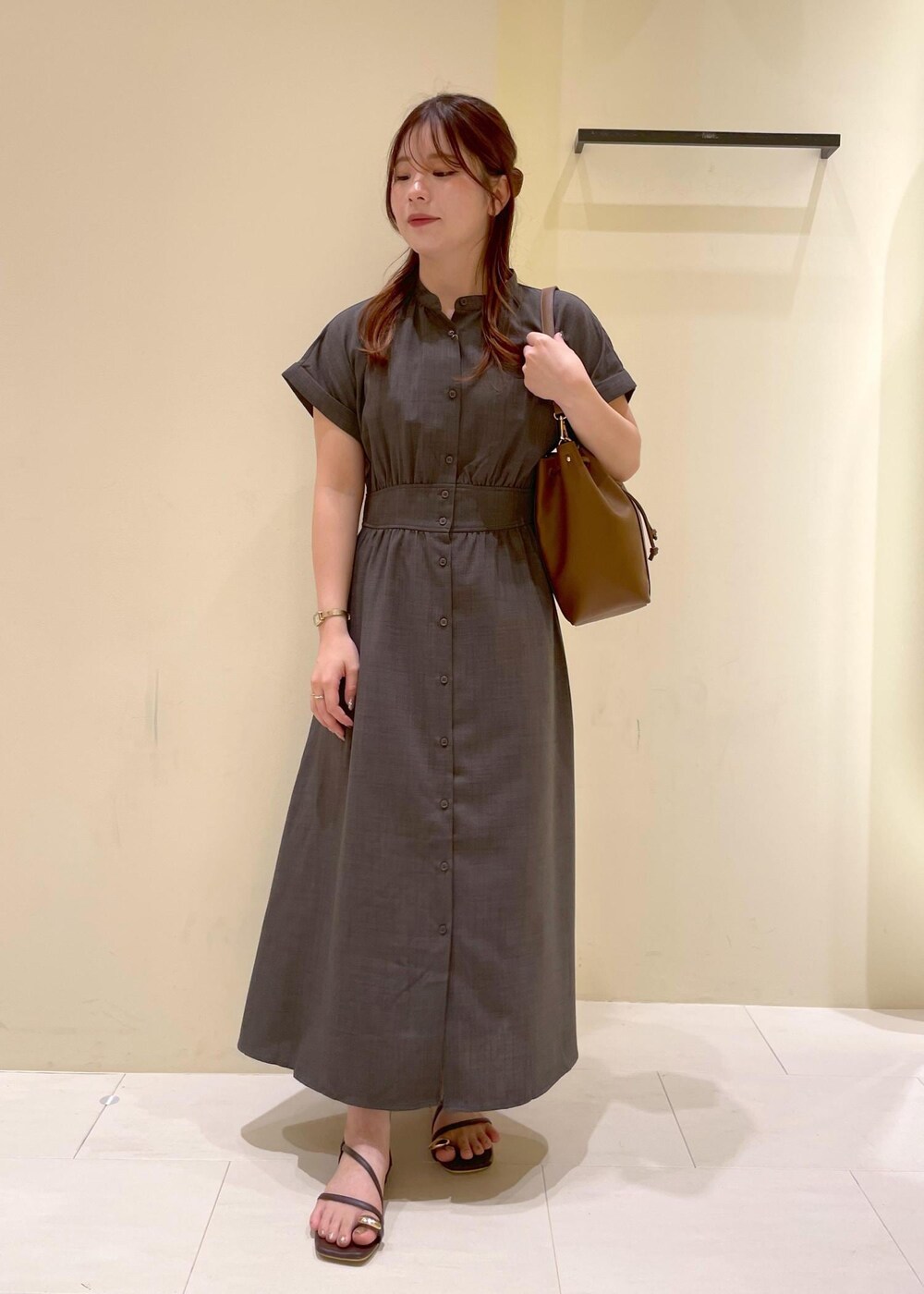 グレー系のワンピース、ブラウン系のサンダル、ブラウン系のショルダーバッグを着用したレディースの夏コーディネートの4枚目の写真