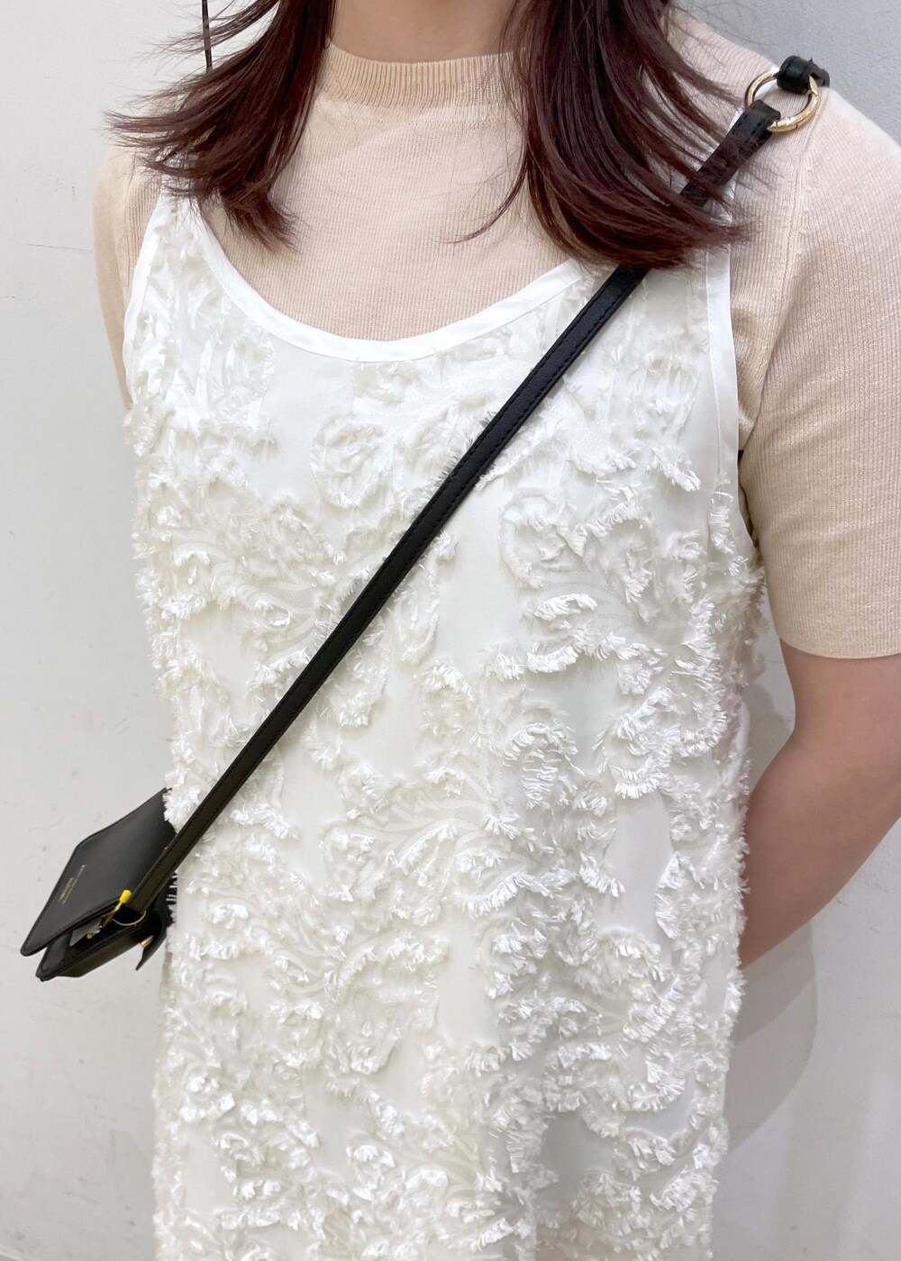 ホワイト系のサンダル、ホワイト系のワンピース、ブラック系のショルダーバッグを着用したレディースの夏コーディネートの5枚目の写真