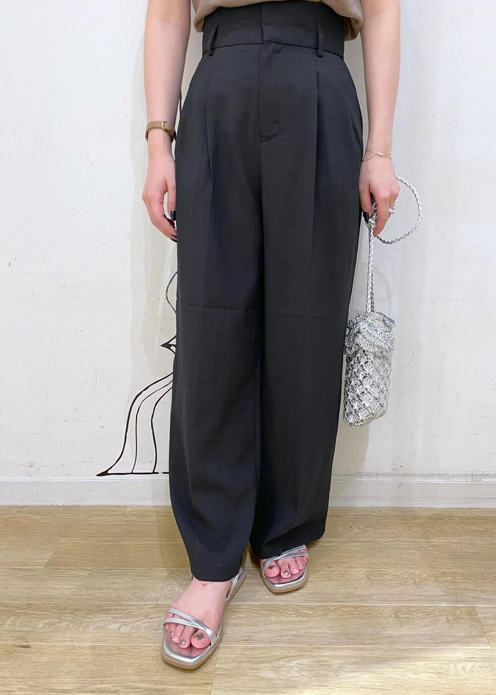 シルバー系のサンダル、グレー系のその他パンツ、シルバー系のショルダーバッグを着用したレディースの夏コーディネートの5枚目の写真