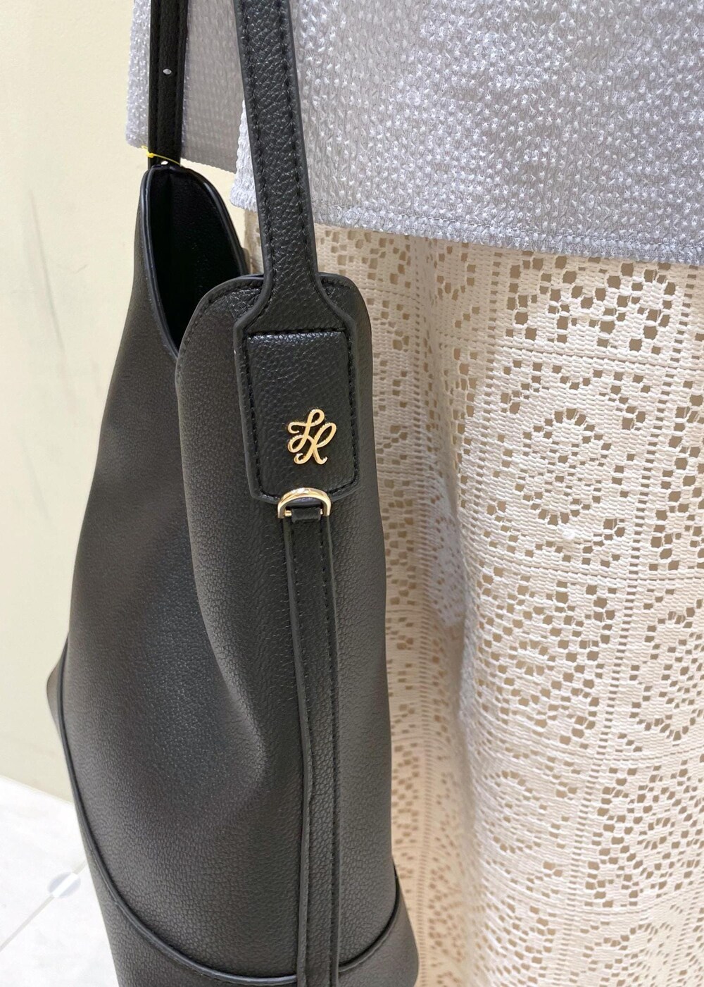 ブラウン系のサンダル、ブルー系のシャツ/ブラウス、ホワイト系のワンピースを着用したレディースの夏コーディネートの9枚目の写真