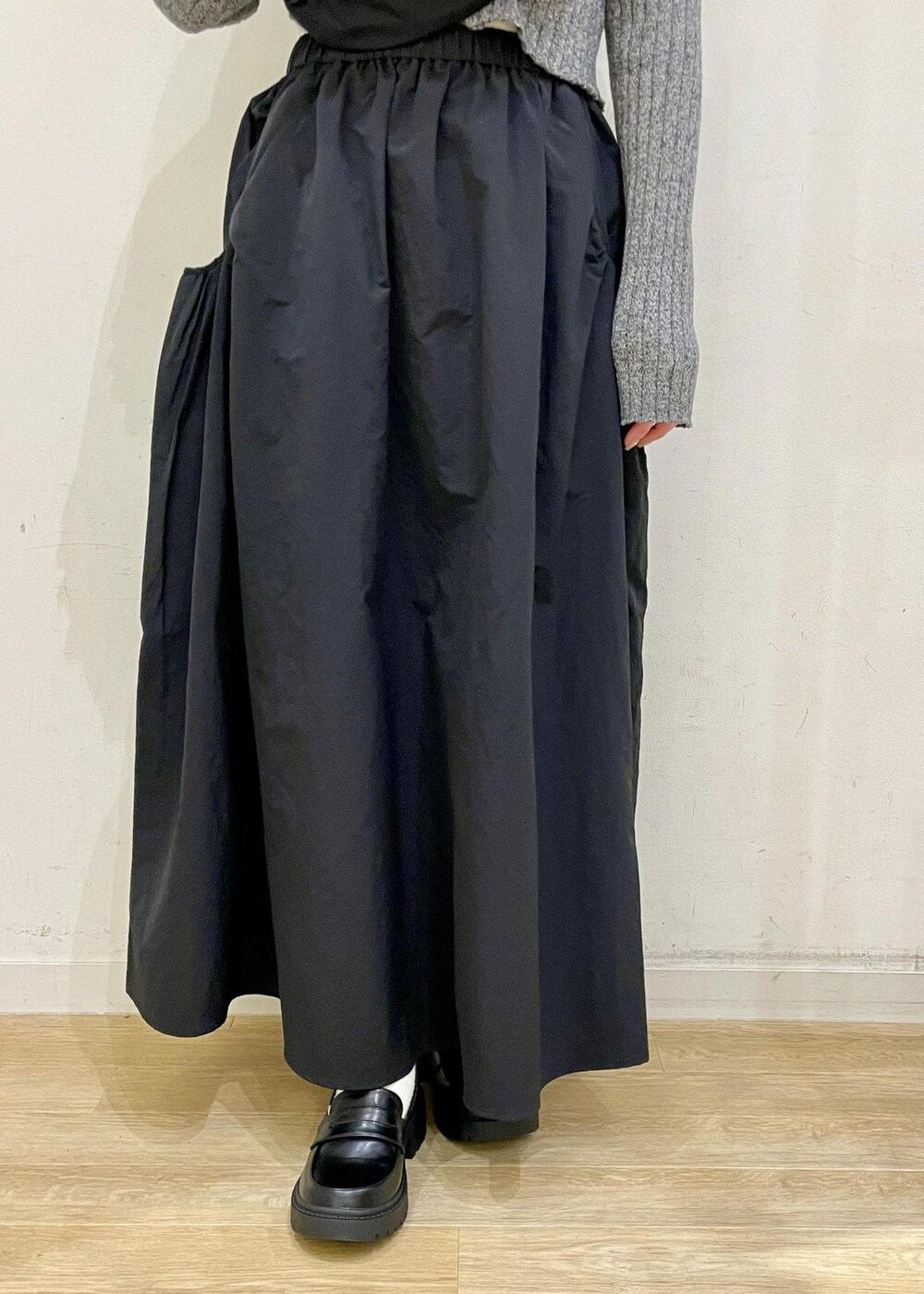 ブラック系のスカート、ブラック系のローファー、ブラック系のニット/セーターを着用したレディースの春コーディネートの7枚目の写真