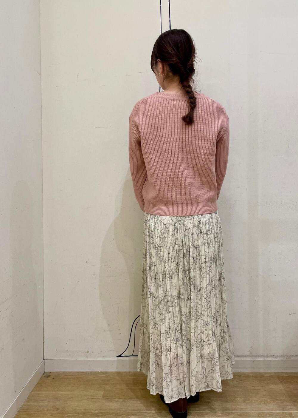 ホワイト系のスカート、ブラウン系のローファー、ホワイト系のショルダーバッグを着用したレディースの冬コーディネートの2枚目の写真