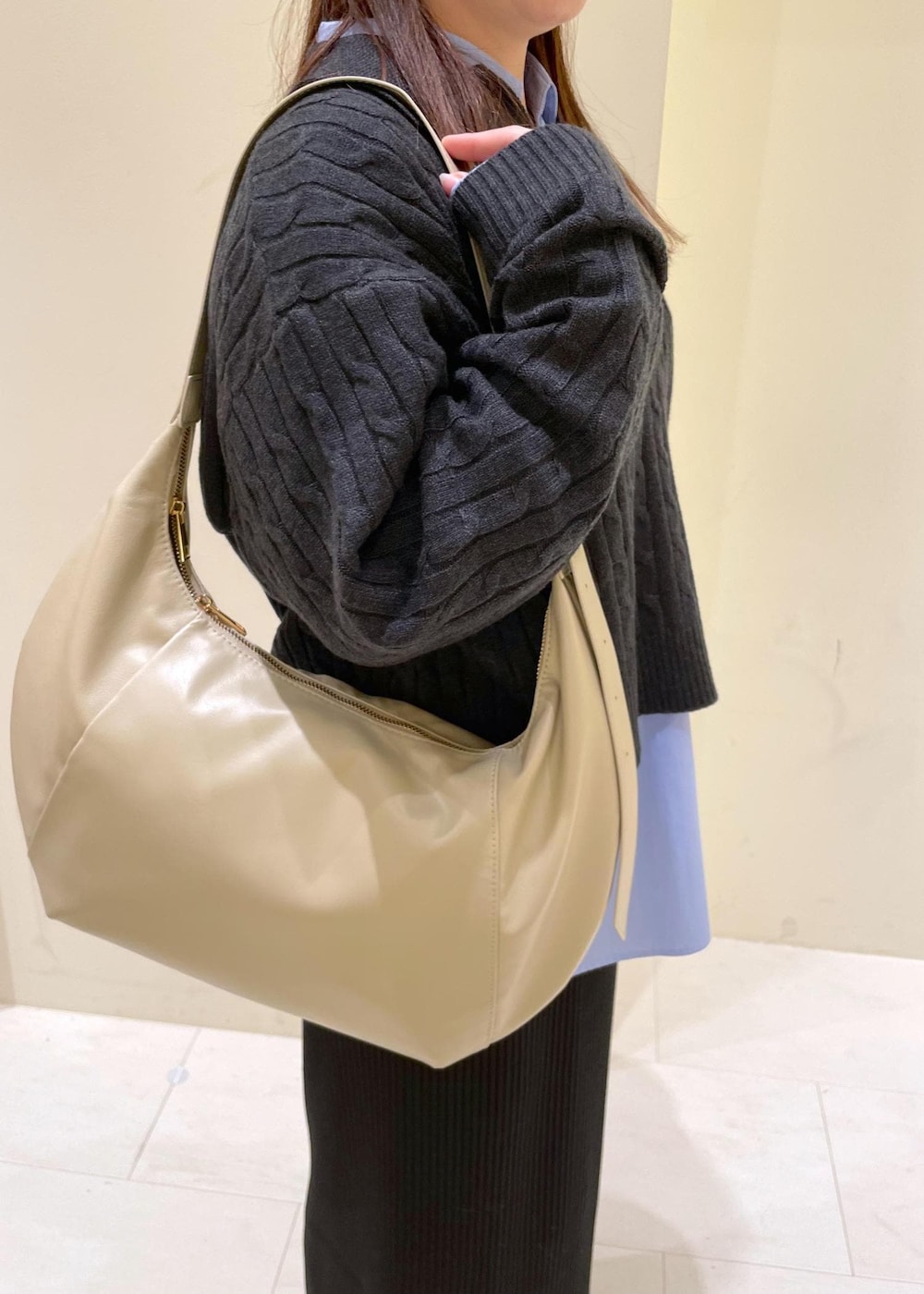 ブラック系のスカート、ブルー系のシャツ/ブラウス、グレー系のニット/セーターを着用したレディースの冬コーディネートの7枚目の写真