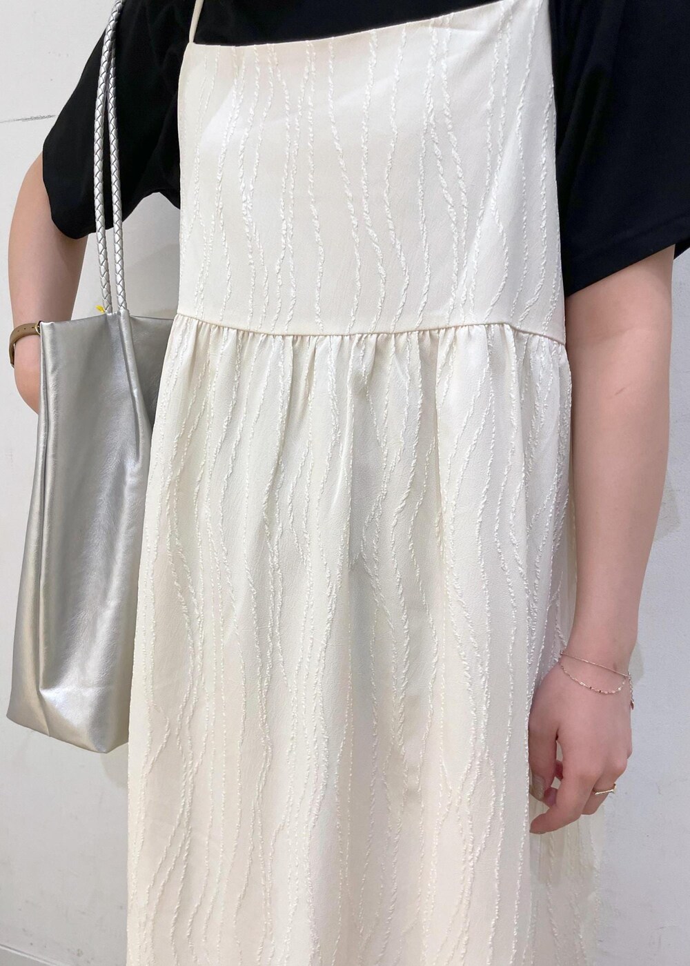 ブラック系のサンダル、ホワイト系のワンピース、ブラック系のTシャツ/カットソーを着用したレディースの夏コーディネートの5枚目の写真