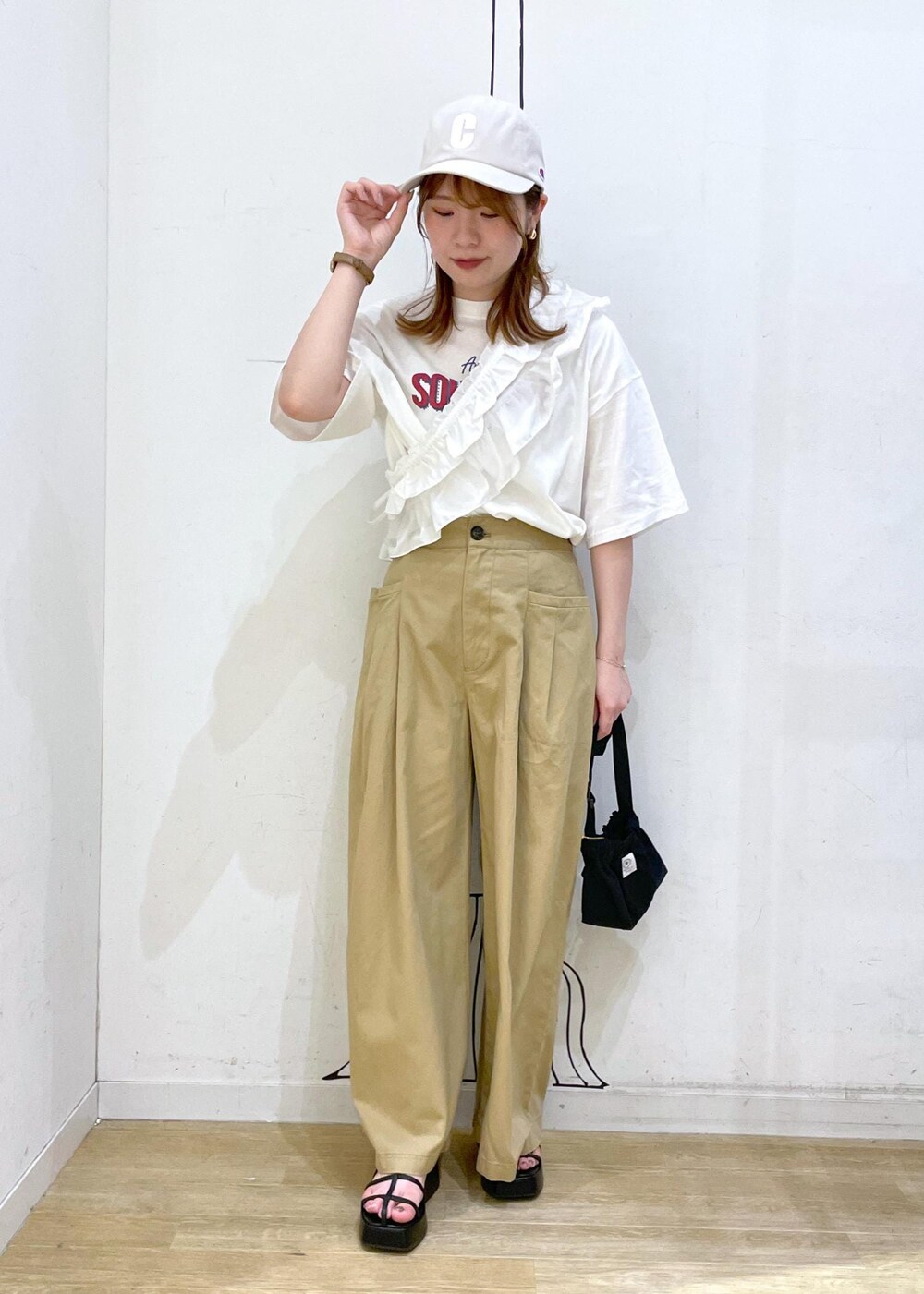 ブラック系のショルダーバッグ、ブラック系のサンダル、イエロー系のその他パンツを着用したレディースの夏コーディネートの9枚目の写真