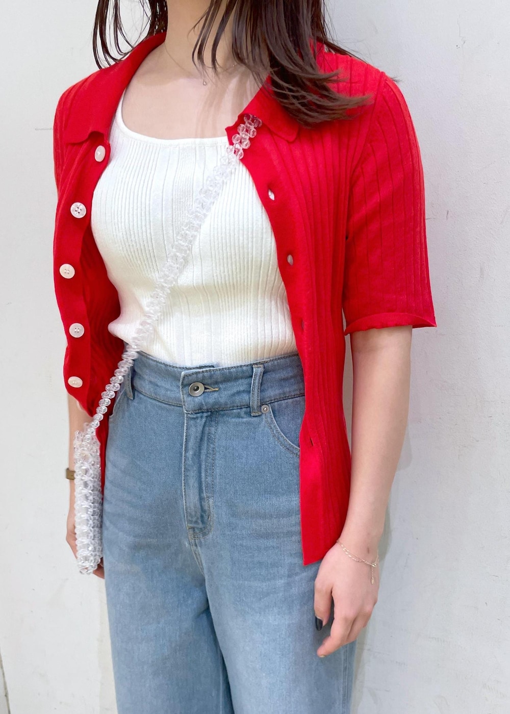 ホワイト系のタンクトップ、シルバー系のサンダル、レッド系のニット/セーターを着用したレディースの夏コーディネートの5枚目の写真