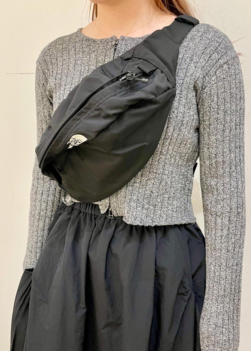 ブラック系のスカート、ブラック系のローファー、ブラック系のニット/セーターを着用したレディースの春コーディネートの4枚目の写真