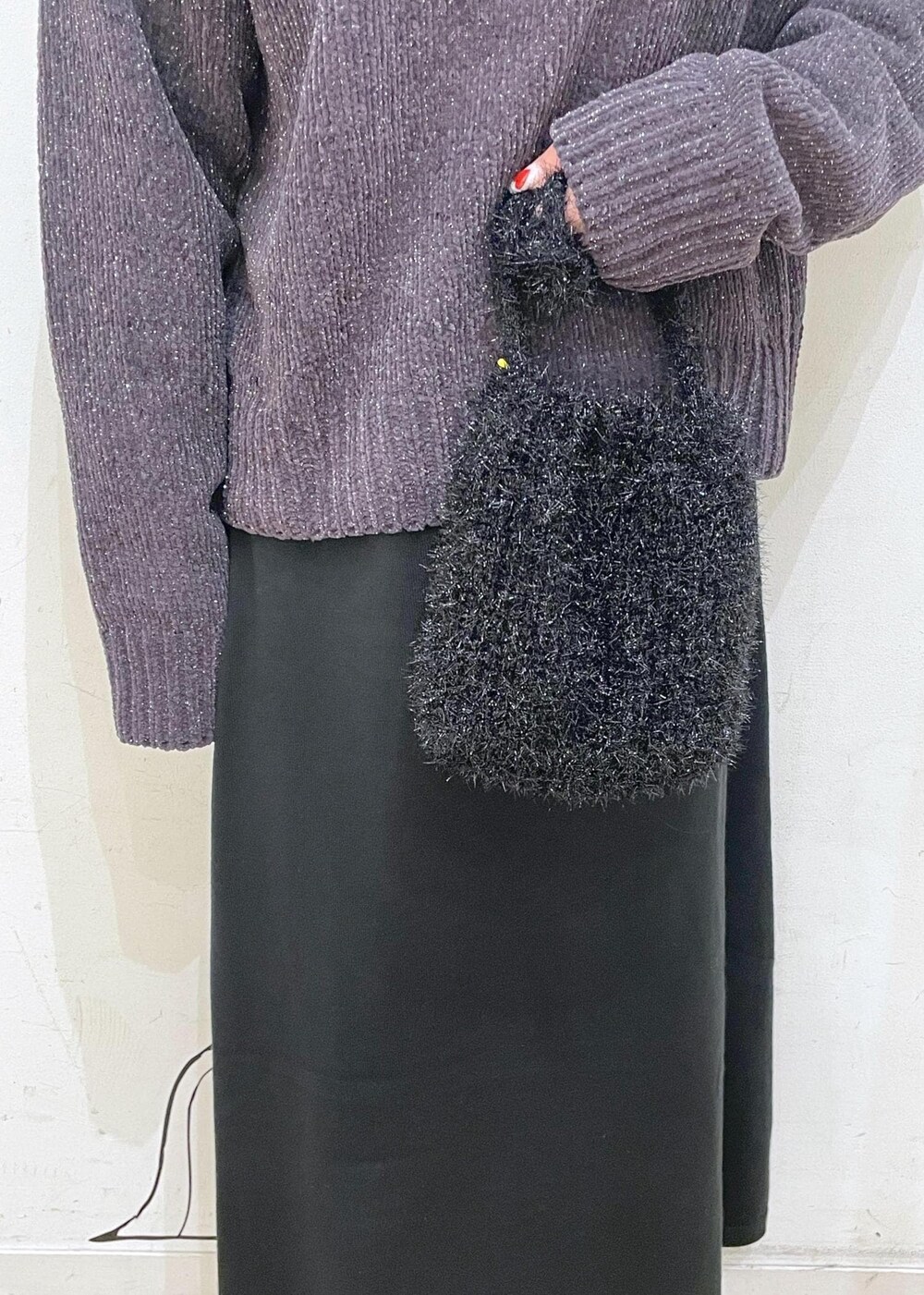 ブラック系のワンピース、グレー系のニット/セーター、ブラック系のブーツを着用したレディースの冬コーディネートの8枚目の写真