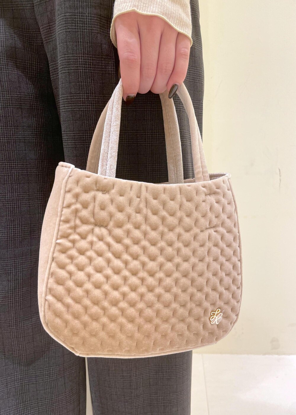 ブラック系のスラックス、ベージュ系のTシャツ/カットソー、ベージュ系のベストを着用したレディースの秋コーディネートの9枚目の写真