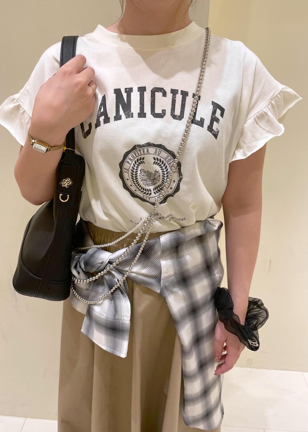 ブラック系のサンダル、ベージュ系のスカート、ホワイト系のシャツ/ブラウスを着用したレディースの夏コーディネートの5枚目の写真