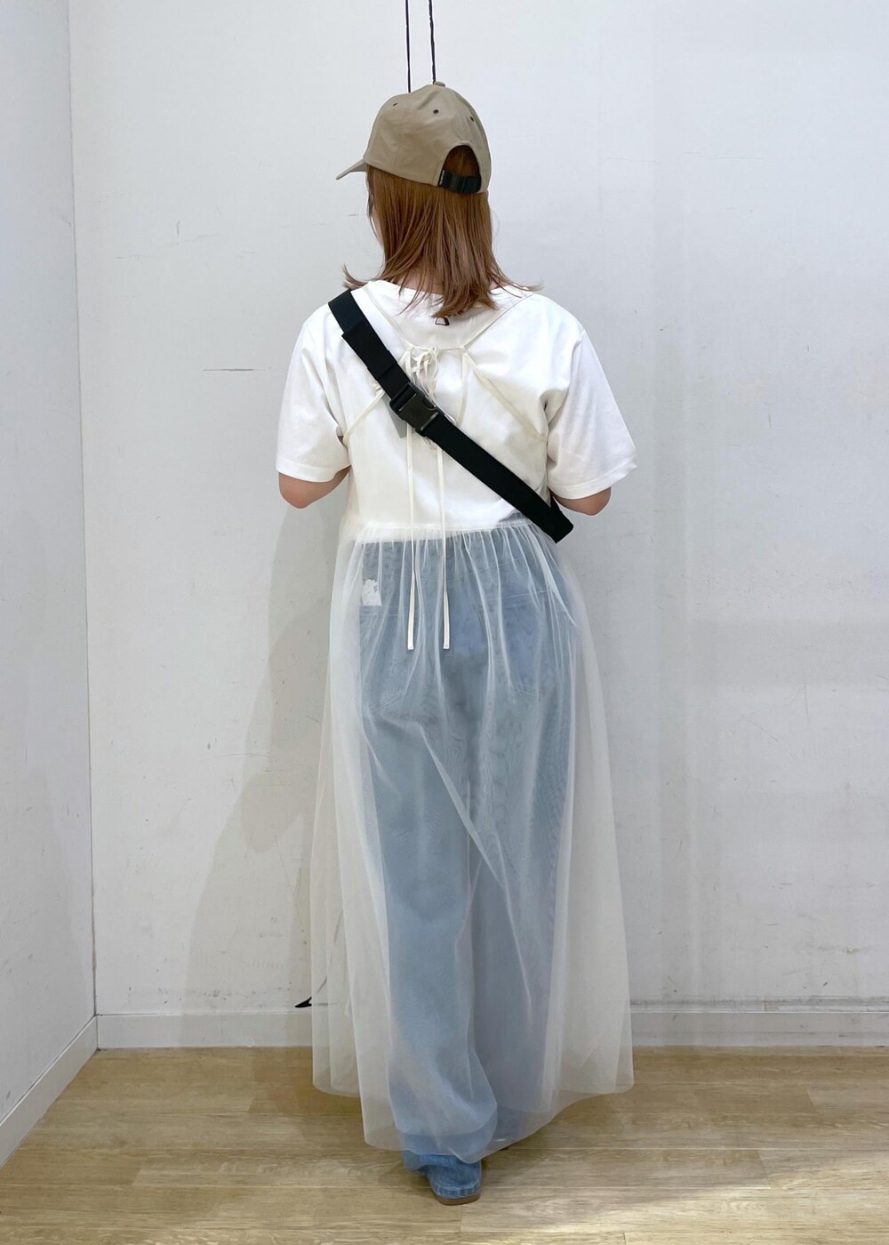 「GDM14950、GDS14230、GSE14010、GIA14190、GIU44050、GIX44160、ピノ、ピノコラボ、pino、Tシャツコーデ、トップス、デニム、デニムコーデ、マムデニム、ワンピースコーデ」|「ROPE' PICNICのスキニーストラップフラットサンダル(サンダル、シルバー系)」を使った、rinaさん(レディース・155cm)の春コーディネートの2枚目の写真