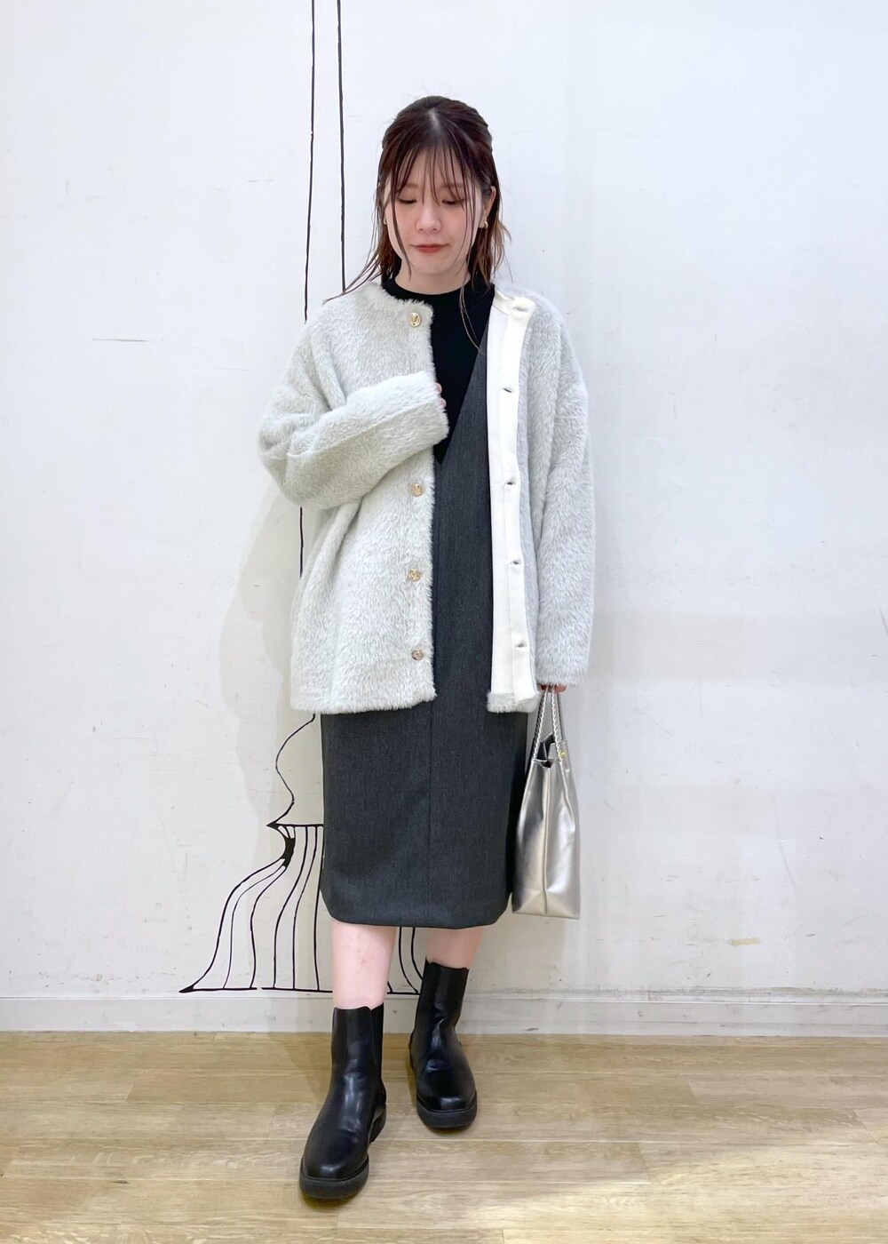 「ropepicnic_snap、snapme_jun、秋コーデ、初冬コーデ、冬コーデ、デートコーデ、お出かけコーデ、旅行コーデ、アウトドアコーデ、推し活コーデ、クリスマスコーデ、お正月・初詣コーデ、女子会コーデ、大人カジュアル、レイヤード」｜「ROPE' PICNICのスリートーンツイードジャンスカワンピース（ジャンパースカート、グレー系）」を使った、rinaさん（レディース・155cm）の秋コーディネートの8枚目の写真