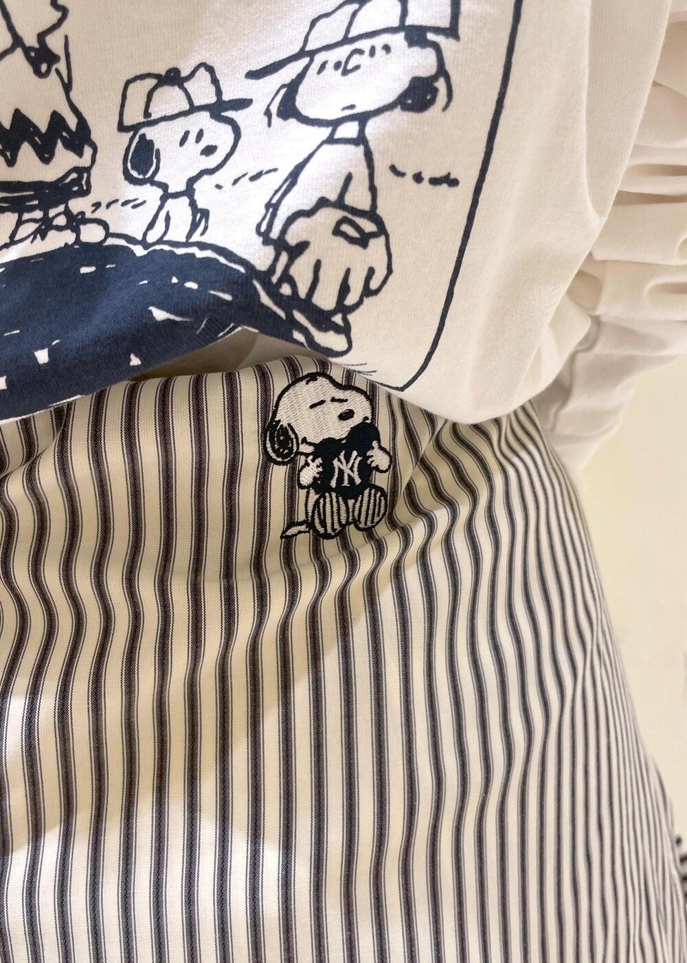 ホワイト系のシャツ/ブラウス、ホワイト系のTシャツ/カットソー、ベージュ系のスラックスを着用したレディースの秋コーディネートの8枚目の写真