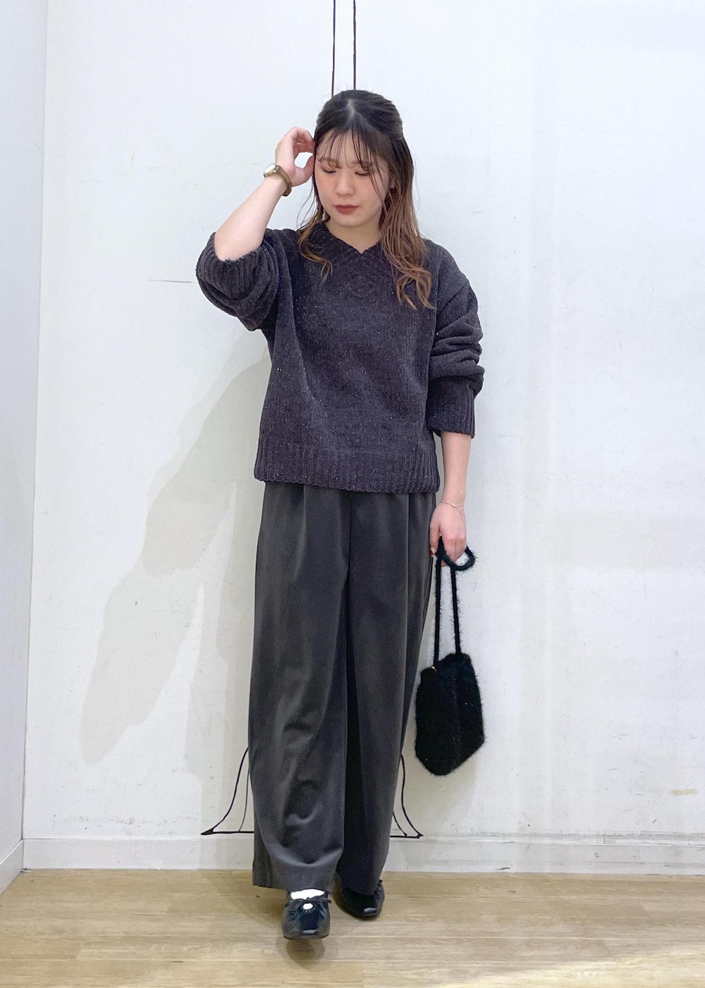 「ropepicnic_snap、snapme_jun、初冬コーデ、冬コーデ、運動会コーデ、デートコーデ、お出かけコーデ、旅行コーデ、アウトドアコーデ、フェスコーデ、推し活コーデ、クリスマスコーデ、お正月・初詣コーデ、女子会コーデ、大人カジュアル」｜「ROPE' PICNICのリボンギャザーミドルヒールパンプス（パンプス、ブラック系）」を使った、rinaさん（レディース・155cm）の冬コーディネートの10枚目の写真