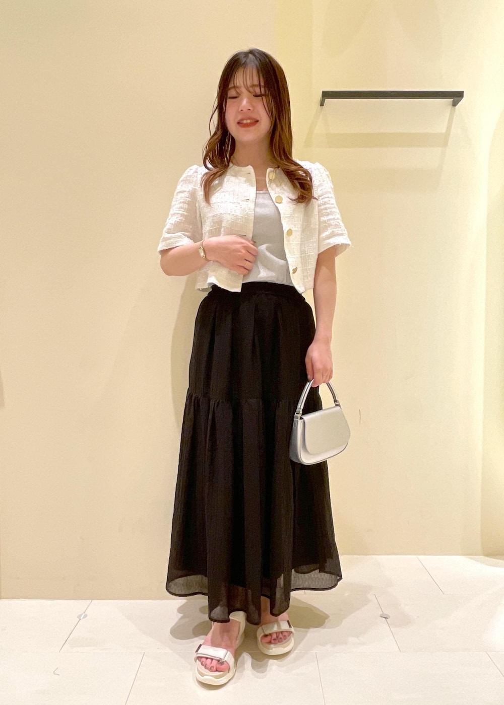 「ropepicnic_snap、snapme_jun、初春コーデ、春コーデ、初夏コーデ、夏コーデ、授業参観日コーデ、デートコーデ、旅行コーデ、アウトドアコーデ、フェスコーデ、推し活コーデ、女子会コーデ、大人カジュアル、レイヤード」｜「ROPE' PICNICのラウンドワンハンドル&ショルダーバッグ（ハンドバッグ、シルバー系）」を使った、rinaさん（レディース・155cm）の春コーディネートの8枚目の写真