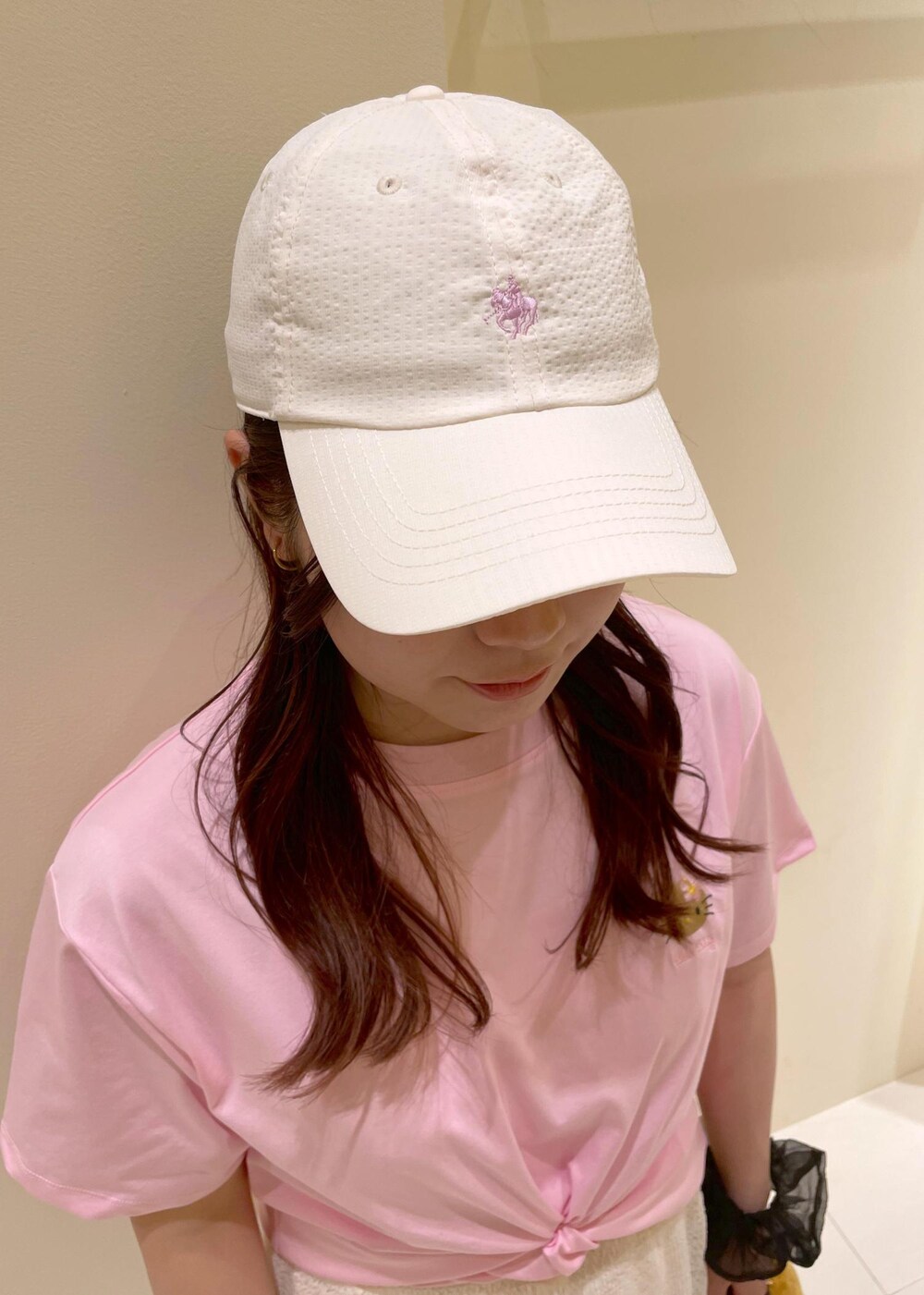 ホワイト系のスカート、ゴールド系のサンダル、ブラウン系のトートバッグを着用したレディースの夏コーディネートの10枚目の写真