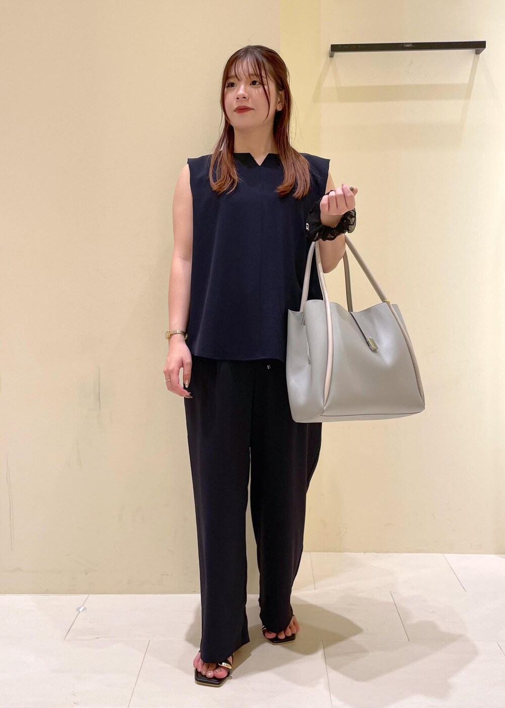 ブラウン系のサンダル、グレー系のトートバッグ、ブルー系のその他パンツを着用したレディースの夏コーディネートの4枚目の写真