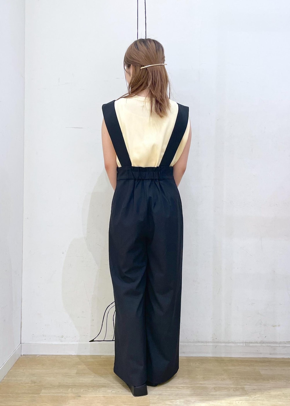 ベージュ系のニット/セーター、ブラック系のその他パンツ、ブラック系のサンダルを着用したレディースの夏コーディネートの3枚目の写真