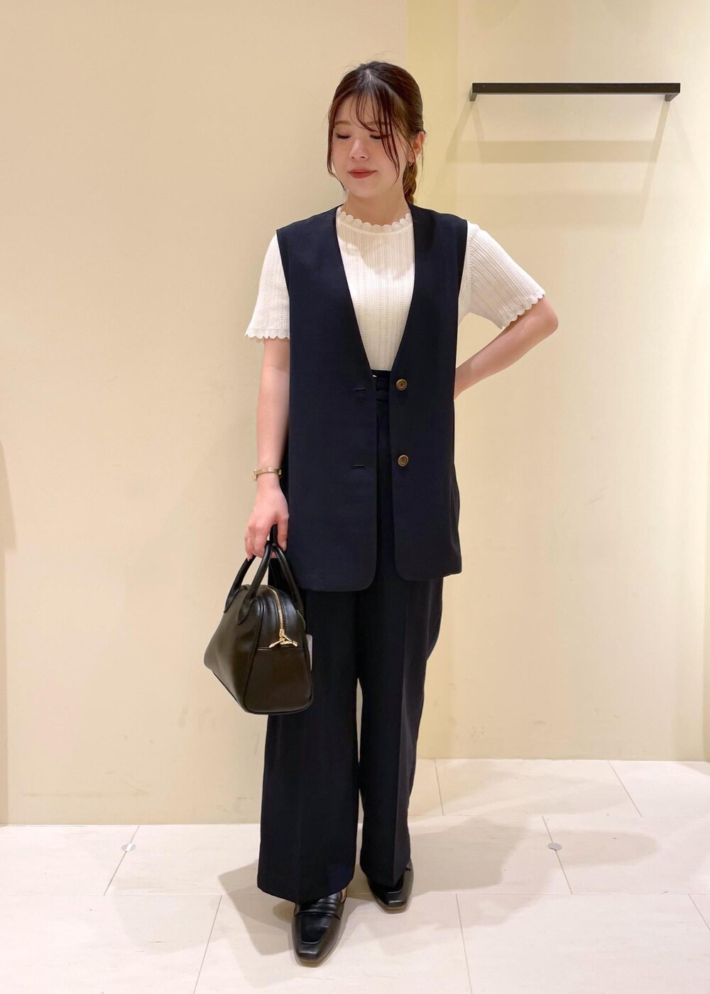 「ropepicnic_snap、snapme_jun、初春コーデ、春コーデ、デートコーデ、お出かけコーデ、旅行コーデ、アウトドアコーデ、推し活コーデ、女子会コーデ、大人カジュアル、レイヤード、パンツスタイル、体型カバー、ワントーンコーデ」｜「ROPE' PICNICのソフトシンセティックレザーボストンバッグ（ボストンバッグ、ブラック系）」を使った、rinaさん（レディース・155cm）の春コーディネートの10枚目の写真