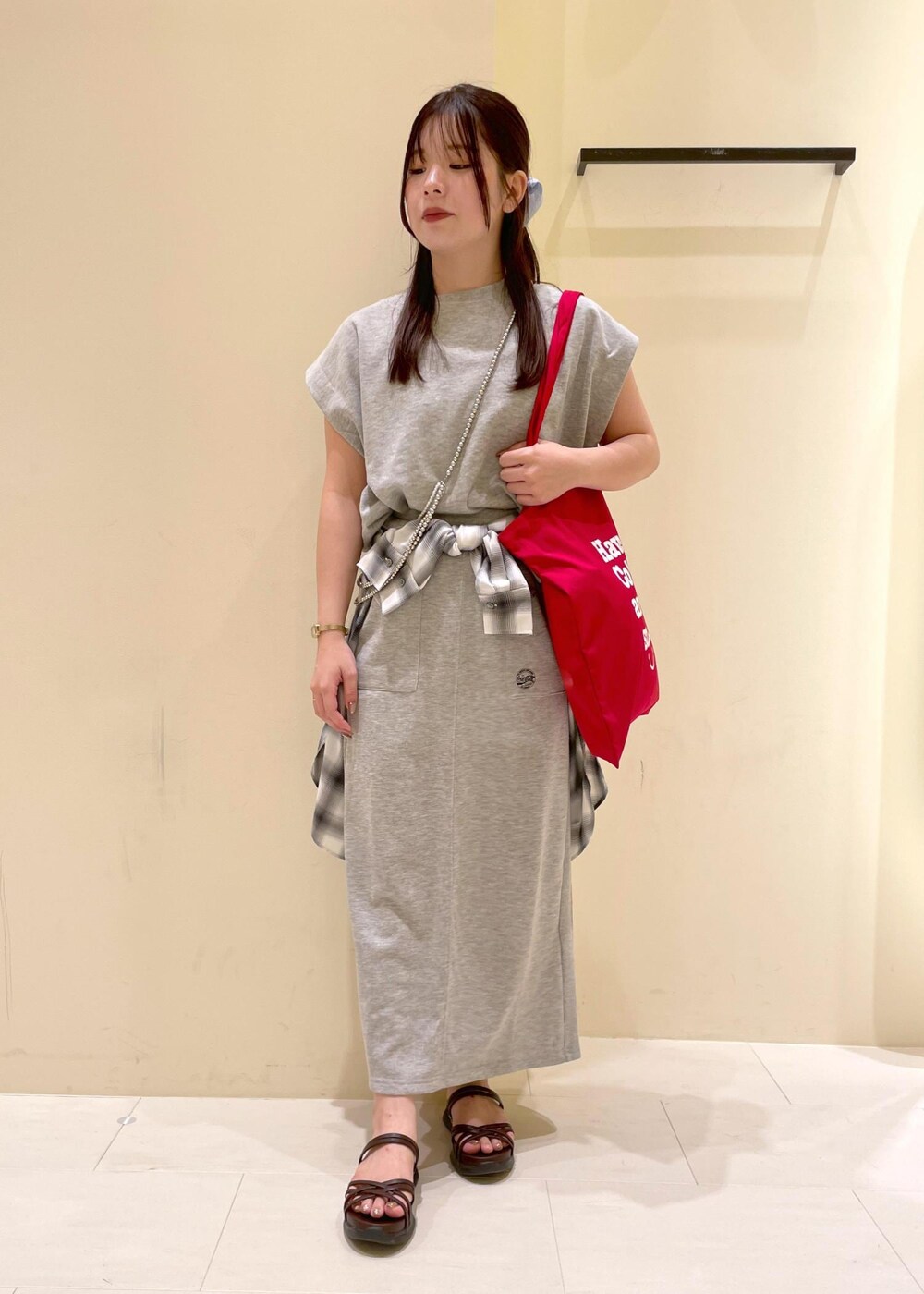 ブラウン系のサンダル、ホワイト系のシャツ/ブラウス、グレー系のスカートを着用したレディースの夏コーディネートの10枚目の写真