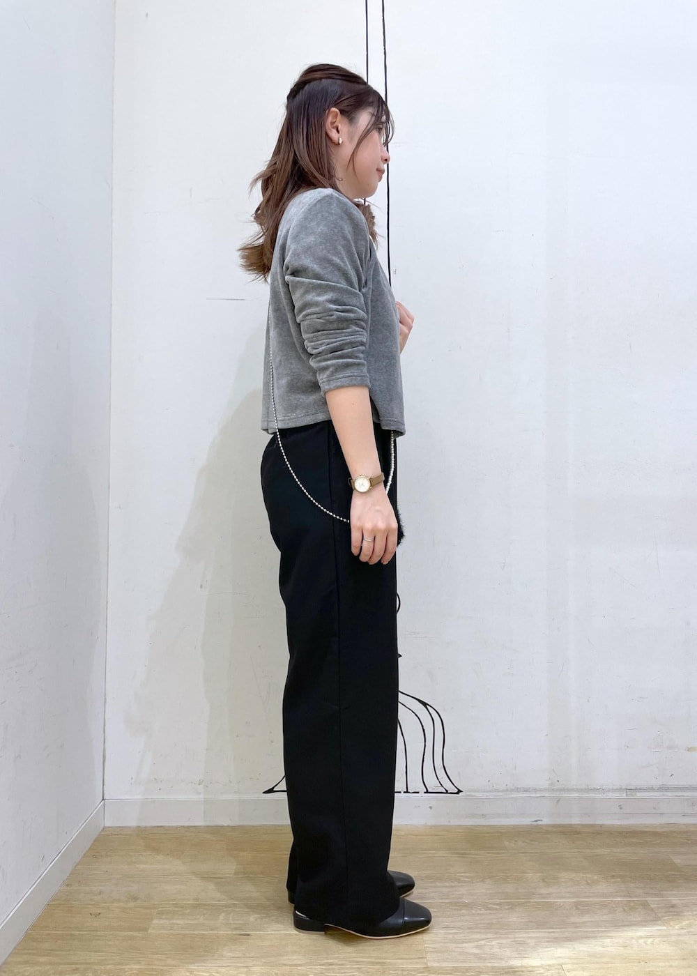 ブラック系のパンプス、ホワイト系のTシャツ/カットソー、グレー系のカーディガン/ボレロを着用したレディースの秋コーディネートの3枚目の写真