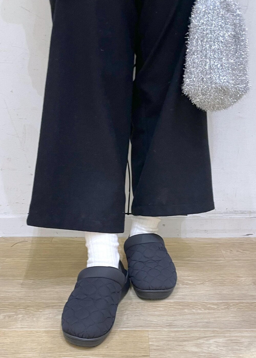 ホワイト系のシャツ/ブラウス、ブルー系のニット/セーター、ブラック系のその他パンツを着用したレディースの冬コーディネートの8枚目の写真