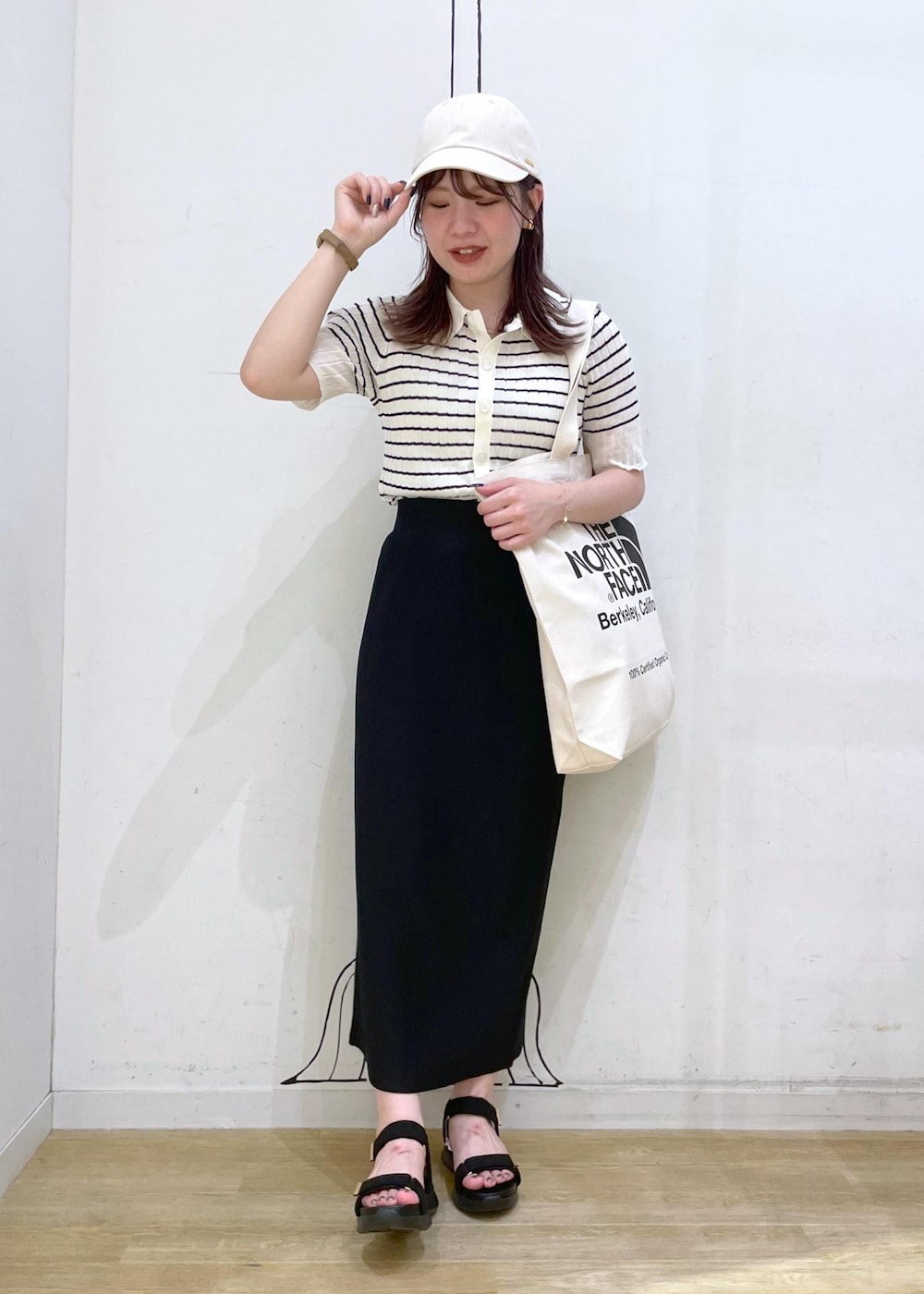 「ホワイト、ショルダーバッグ、ロゴ、ボーダー、ロング、タイトスカート、厚底、初夏コーデ、夏コーデ、初秋コーデ、秋コーデ、お出かけコーデ、旅行コーデ、アウトドアコーデ、大人カジュアル」｜「ROPE' PICNICのワニカンベルクロスニーカーサンダル（サンダル、ブラック系）」を使った、rinaさん（レディース・155cm）の夏コーディネートの4枚目の写真