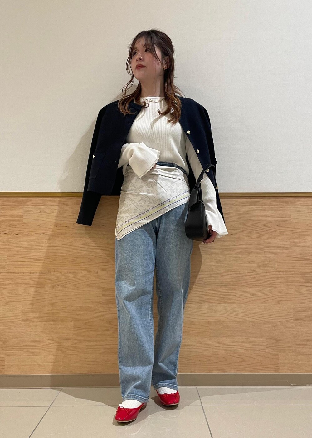 ブルー系のカーディガン/ボレロ、ホワイト系のニット/セーター、ブラック系のハンドバッグを着用したレディースの春コーディネートの4枚目の写真